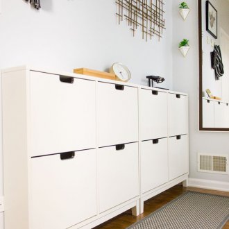 Ο σχεδιασμός του διαδρόμου με ένα στενό ράφι παπουτσιών