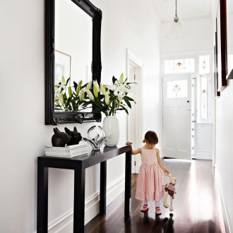 Διακόσμηση διαδρόμου με καθρέφτη