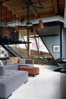 Έπιπλα στο εσωτερικό της σοφίτας