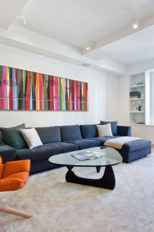 Πορτοκαλί και μπλε έπιπλα στο σαλόνι