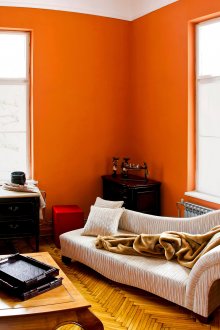 Πορτοκαλί, κρέμα και μαύρα χρώματα στο σαλόνι