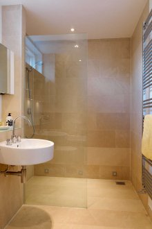 Σχεδιαστικές ιδέες για ένα μικρό μπεζ μπάνιο