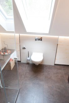 Attic μικρές ιδέες σχεδιασμού μπάνιο