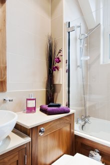 Σχεδιάστε ιδέες για ένα μικρό μπάνιο με έπιπλα από μασίφ ξύλο