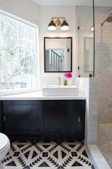 Σχεδιάστε ιδέες για ένα μικρό μαρμάρινο μπάνιο