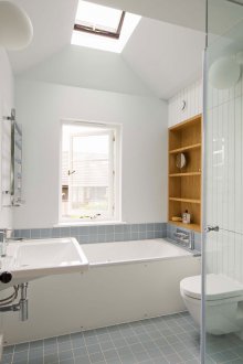 Σχεδιάστε ιδέες για ένα μικρό μπάνιο με παράθυρο