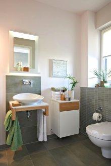 Σχεδιάστε ιδέες για μια μικρή γκρι μπανιέρα