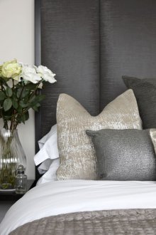 Habitación pequeña con decoración.