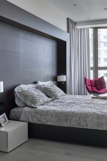 Μικρό υπνοδωμάτιο με παράθυρο