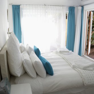 Μικρό υπνοδωμάτιο με μπλε πινελιές