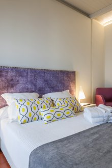 Μικρό υπνοδωμάτιο με διακοσμητικό κεφαλάρι