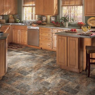 Πλακάκια φυσικής πέτρας στο πάτωμα της κουζίνας