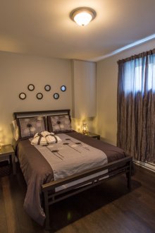 Μικρό καφέ υπνοδωμάτιο