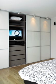 Μικρό υπνοδωμάτιο με ντουλάπα