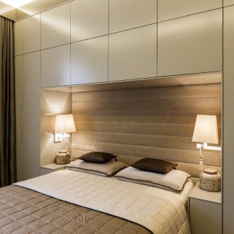 Μικρό υπνοδωμάτιο με ένα εξειδικευμένο κρεβάτι