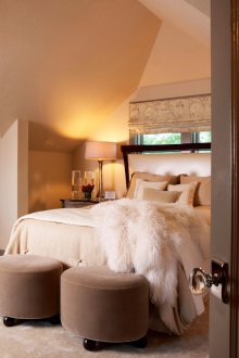 Μικρό υπνοδωμάτιο με κουρτίνες