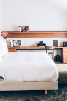 Μικρό υπνοδωμάτιο με τραπέζι