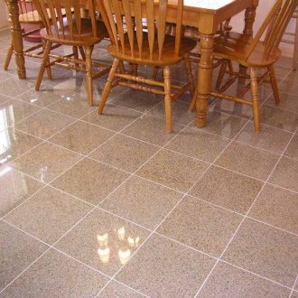 Γυαλιστερά πλακάκια στην κουζίνα