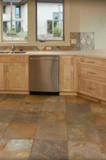 Πλατεία πλακάκια των φυσικών λουλουδιών στην κουζίνα