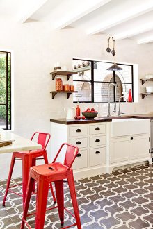 Πλακάκια δαπέδου με μοτίβο αλληλογραφίας στην κουζίνα