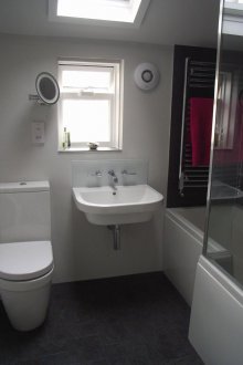 4 qm Badezimmer mit asymmetrischer Badewanne
