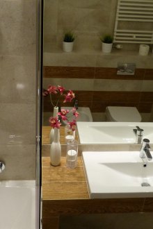 Μπάνιο 4 τετραγωνικά μέτρα με πλακάκια στο ξύλο
