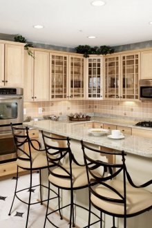 Ασπρόμαυρα πλακάκια δαπέδου στην κουζίνα με μπαρ για πρωινό