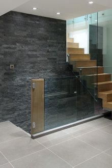 Η πέτρα στο διάδρομο είναι μαύρη