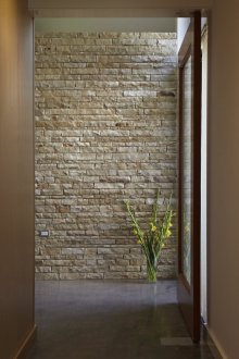 Πέτρινη διακόσμηση στο διάδρομο