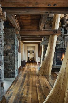 Στήλες από πέτρα στο διάδρομο