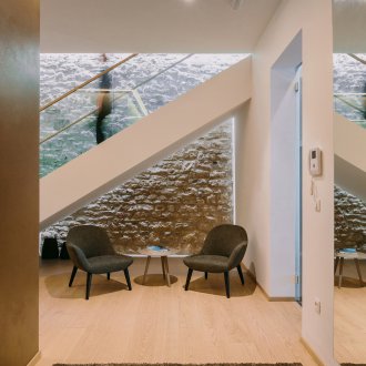 Πέτρα στο διάδρομο με σκάλες