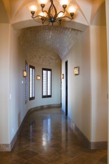 Πέτρα στο διάδρομο στην οροφή