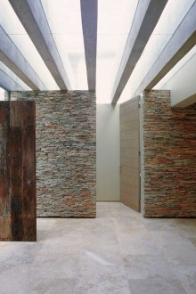 Ορθογώνια πέτρα στο διάδρομο