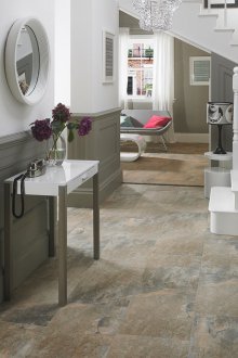 Πέτρα στο διάδρομο με μια φωτογραφία