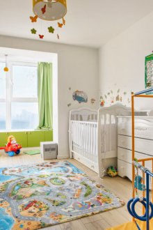 Chambre d'enfants dans un studio avec balcon
