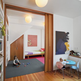 Παιδικό δωμάτιο σε διαμέρισμα ενός δωματίου με διαχωριστικά τοιχώματα