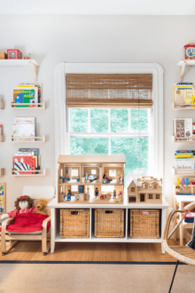 Παιδιά στο εσωτερικό ενός διαμερίσματος στούντιο