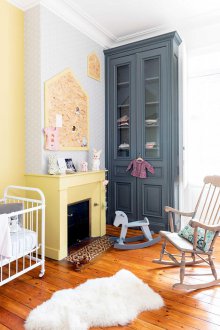 Παιδικό δωμάτιο σε ένα στούντιο διαμέρισμα με τζάκι