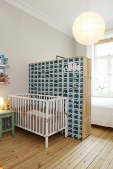 Παιδικό δωμάτιο σε ένα διαμέρισμα στούντιο με συρταριέρα