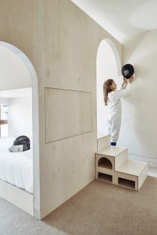 Παιδικό δωμάτιο σε διαμέρισμα στούντιο με κατασκευή κόντρα πλακέ