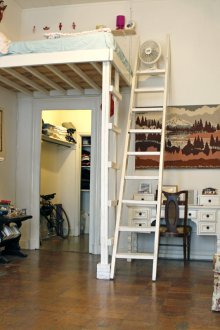 Παιδικό δωμάτιο σε διαμέρισμα ενός δωματίου με υπερκατασκευή