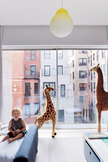 Παιδικό δωμάτιο σε διαμέρισμα στούντιο με πανοραμικό παράθυρο