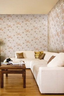 Συνδυασμός λευκών και φυτικών ταπετσαριών σε ένα ευρύχωρο σαλόνι