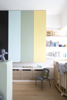 Παιδικό δωμάτιο σε διαμέρισμα στούντιο με ντουλάπες