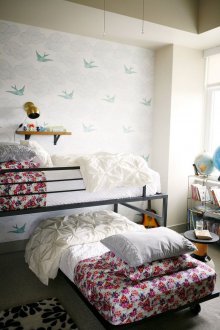 Παιδικό δωμάτιο σε ένα στούντιο διαμέρισμα με κρεβάτι μετασχηματιστή