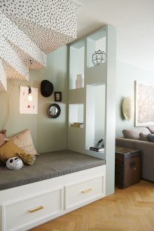Παιδικό δωμάτιο σε ένα στούντιο διαμέρισμα με ένα ενσωματωμένο κρεβάτι