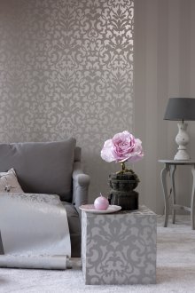 Κάθετος συνδυασμός γκρι ταπετσαρίας στο σαλόνι