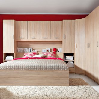 Γωνιακή ντουλάπα στο εσωτερικό της κρεβατοκάμαρας κάτω από την οξιά