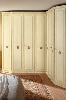 Γωνιακή ντουλάπα στο κλασικό εσωτερικό του υπνοδωματίου