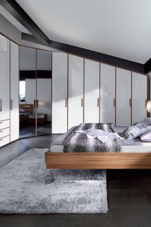 Γωνιακή ντουλάπα στο εσωτερικό του υπνοδωματίου στο σπίτι